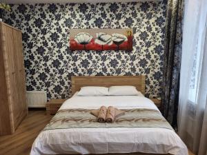 una persona acostada en una cama en un dormitorio en Doba In Ua Most-Sity Apartments, en Dnipro