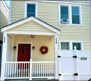 揚克斯的住宿－2-A Diamond in Yonkers，一座红色门和白色围栏的房子