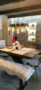 - une salle à manger avec une table, des chaises et des lumières dans l'établissement Palmtrees Cottage, à Lávrio
