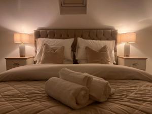 duże łóżko z misiem leżącym na nim w obiekcie Abingdon w mieście Sunningwell