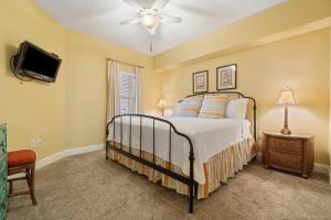 een slaapkamer met een bed en een flatscreen-tv bij Palacio 602 in Perdido Key