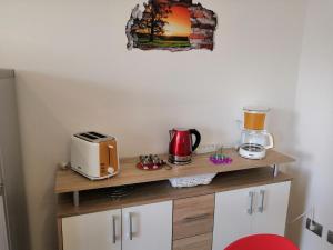Η κουζίνα ή μικρή κουζίνα στο Butterfly Apt in Suna with garage