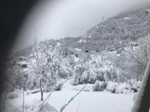 TavanasaにあるAlte Post mit Geschichte und Restaurantの遠くの町と雪に覆われた丘陵