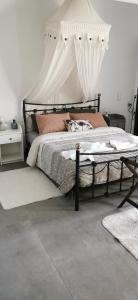 Una cama o camas en una habitación de Palmtrees Cottage