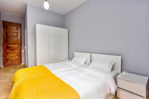 Postel nebo postele na pokoji v ubytování Sunny Hotel Tbilisi