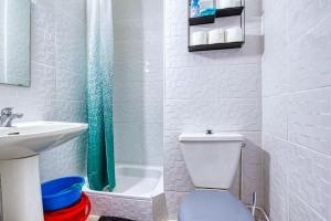 a bathroom with a toilet and a sink and a shower at Mon petit nid à Amélie in Amélie-les-Bains-Palalda