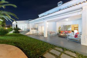 O zonă de relaxare la Luxury Villa Premium Salinas
