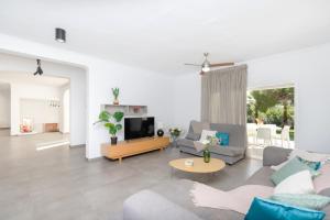 a living room with a couch and a tv at Luxury Villa Premium Salinas in Santa Pola