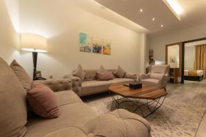吉達的住宿－Andalus Habitat Hotel，客厅配有沙发和桌子