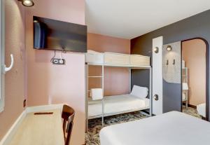 a small room with a bed and a bunk bed at B&B HOTEL Montluçon Saint-Victor in Saint-Victor