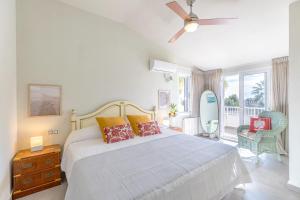 ein Schlafzimmer mit einem Bett und einem Deckenventilator in der Unterkunft Luxury Villa Premium Salinas in Santa Pola + 43 Fotos