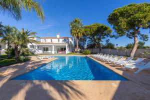 ein Swimmingpool mit Liegestühlen und ein Haus in der Unterkunft Luxury Villa Premium Salinas in Santa Pola