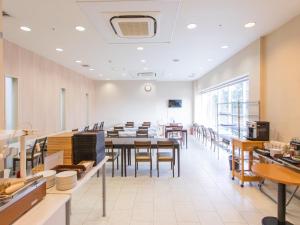 een grote eetkamer met tafels en stoelen bij Castle Inn Sendai in Sendai