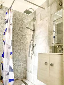 uma casa de banho com chuveiro e cortina de chuveiro em Lakeside Apartmanház Soltvadkert em Soltvadkert