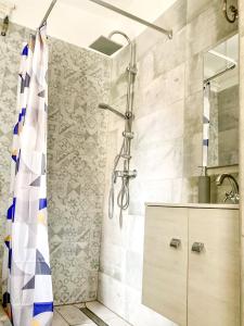 a bathroom with a shower with a shower curtain at Lakeside Apartmanház Soltvadkert in Soltvadkert +11 photos
