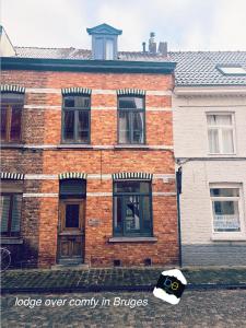 a brick building with a house with aoodoo at be house in Bruges