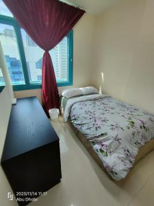 1 dormitorio con cama, mesa y ventana en Bedroom 4 en Abu Dabi