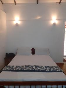 ビサーリーにあるRiver View Guest Roomsの黒猫が座ったベッド