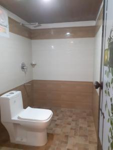 La salle de bains est pourvue de toilettes blanches. dans l'établissement River View Guest Rooms, à Vythiri