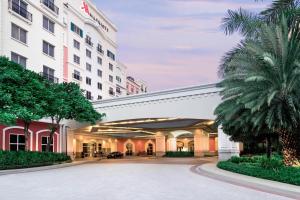 un accès à l'entrée d'un hôtel dans l'établissement Manila Marriott Hotel, à Manille