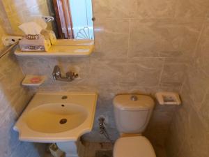 Baño pequeño con aseo y lavamanos en Hayaat siwa hot spring en Siwa
