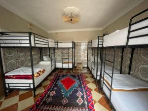 Habitación con 4 literas y ventilador de techo. en Happy Marrakchy en Marrakech