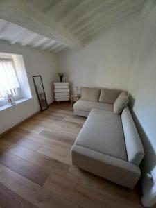 a living room with a couch and a window at La casetta di Seggiano in Seggiano