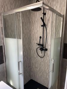 ダンケルクにあるGDK locations meublés DUNKERQUEのバスルーム(ガラスドア付きのシャワー付)