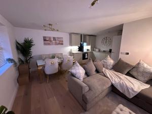 ein Wohnzimmer mit einem Sofa und einem Esszimmer in der Unterkunft Abingdon in Sunningwell