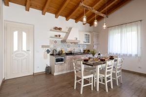 una cucina con tavolo e sedie in una stanza di Mos Country House a Tremosine Sul Garda