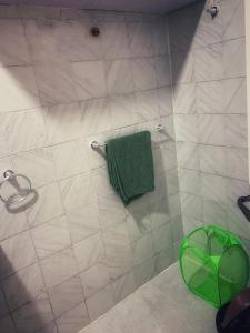Uma casa de banho em Teal Snug Open-Plan Studio Unit in Lekki Phase 1-Netflix, Wi-Fi, 24-7 Light, Washer, Kitchen