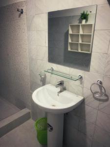 Uma casa de banho em Teal Snug Open-Plan Studio Unit in Lekki Phase 1-Netflix, Wi-Fi, 24-7 Light, Washer, Kitchen