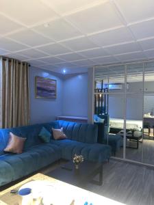 Uma área de estar em Teal Snug Open-Plan Studio Unit in Lekki Phase 1-Netflix, Wi-Fi, 24-7 Light, Washer, Kitchen