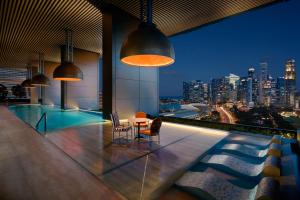 シンガポールにあるJW Marriott Hotel Singapore South Beachの市街の景色を望む建物内のダイニングエリア
