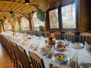 Ośrodek Wypoczynkowy MAX في جرنلتويك: طاولة طويلة مع أطباق من الطعام والبالونات