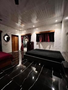 Una habitación con una cama en el medio. en MOUNT BUNGALOWS-1 BEDROOM Private pool chalet -wifi -private pool-ac en Lonavala