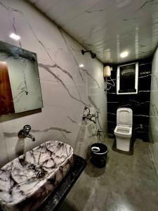 羅納瓦拉的住宿－MOUNT BUNGALOWS-1 BEDROOM Private pool chalet -wifi -private pool-ac，一间带水槽和卫生间的浴室