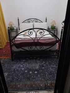 Una cama en blanco y negro en una habitación en Riad Dantella, en Marrakech