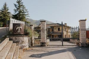 a gate to a house with a sign on it at La Tana dei Tassi in Ascoli Piceno