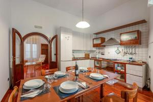 una cucina con tavolo e sedie e una sala da pranzo di Il Monale by Rentbeat a Martina Franca