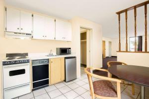 A kitchen or kitchenette at Days Inn by Wyndham Easley West Of Greenville/Clemson Area