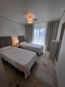 Säng eller sängar i ett rum på Apartamento Falésia by Garvetur