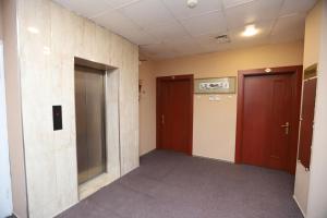 un pasillo vacío con dos ascensores y dos puertas en Park Suite Hotel, en Baku