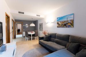 una sala de estar con un sofá y una mesa en Comfy Downtown + Private terrace, en Barcelona