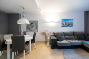 una sala de estar con un sofá y una mesa en Comfy Downtown + Private terrace, en Barcelona