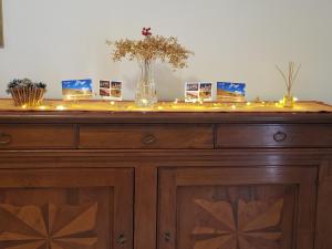 a wooden dresser with christmas lights on top of it at Appartamento Beatrice e Vioris in Pila