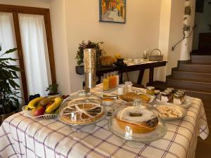 una mesa con un plato de pan y fruta. en Agrirėlais Eremo Sant’Anna, en Valverde