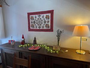 una mesa con adornos navideños en ella con una lámpara en Waldhaus Max, en Bad Wildbad