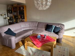 sala de estar con sofá y mesa de centro en Waldhaus Max, en Bad Wildbad