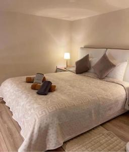 1 dormitorio con 1 cama blanca grande y 2 almohadas en Lovely apartment in Pogradec city with a lake view en Pogradec